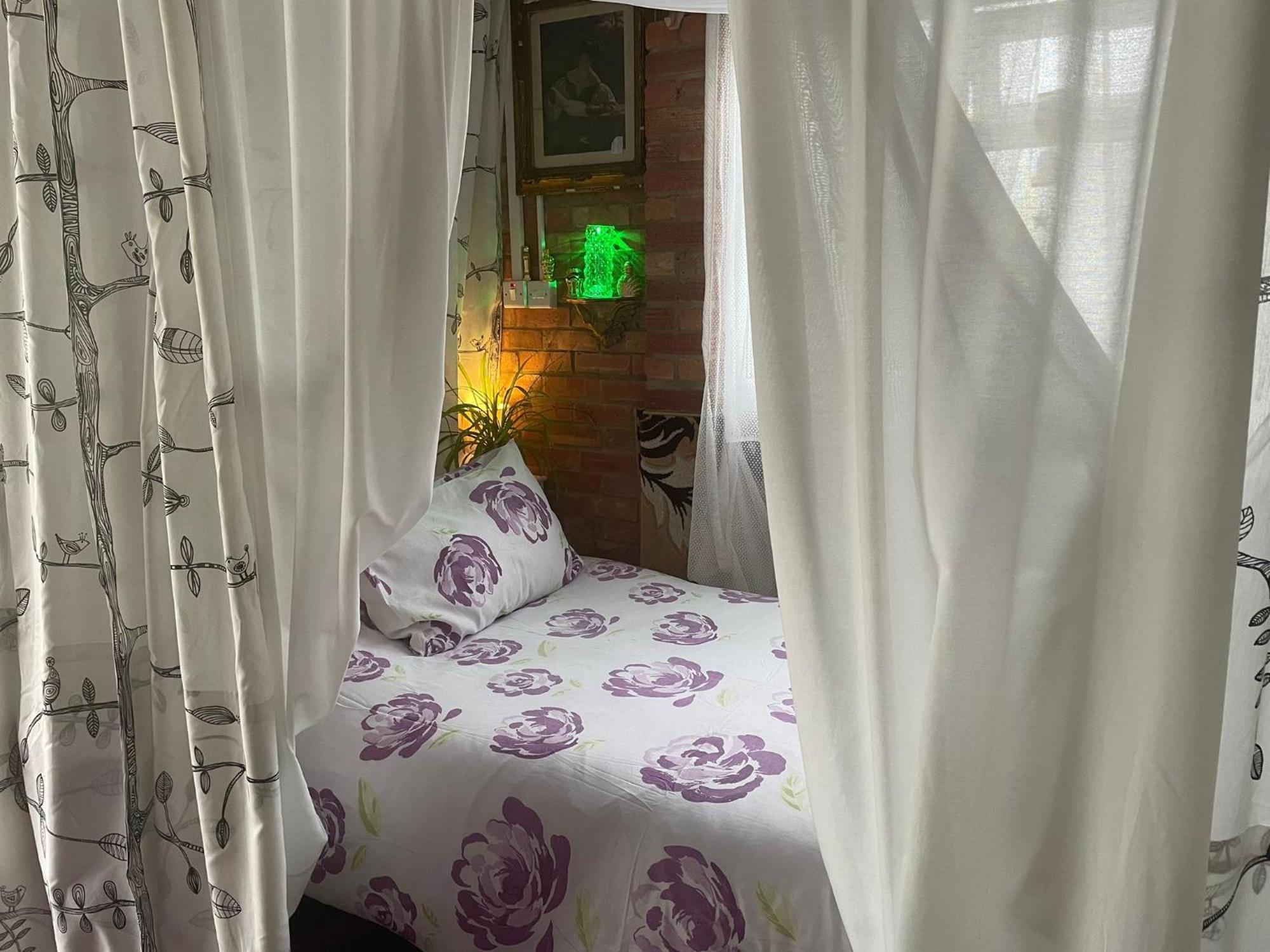 Jacaranda Bed & Breakfast Ийст Гринстед Екстериор снимка